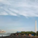 Keindahan sunrise di Pantai Bunton Cilacap dengan latar belakang PLTU Adipala. (Foto: Dok cilacaptoday.com) 