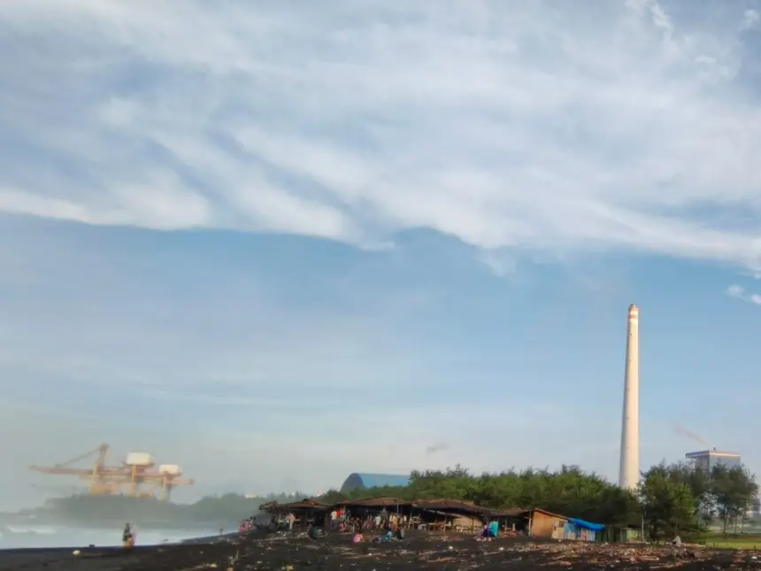 Keindahan sunrise di Pantai Bunton Cilacap dengan latar belakang PLTU Adipala. (Foto: Dok cilacaptoday.com) 