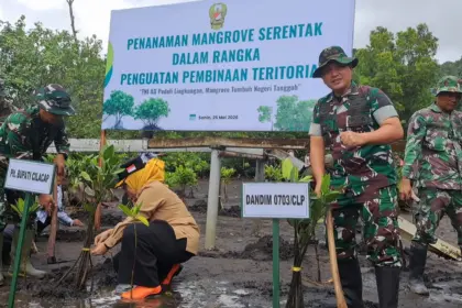TNI dan Pemkab Cilacap Tanam Ribuan Mangrove Serentak di Pantai Sodong