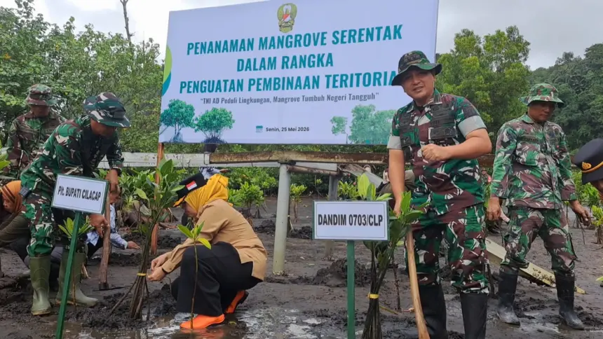 TNI dan Pemkab Cilacap Tanam Ribuan Mangrove Serentak di Pantai Sodong