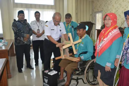Pembukaan pelatihan pengolahan limbah pelepah pisang ditandai penyerahan alat kepada peserta. (Pemkab Cilacap).
