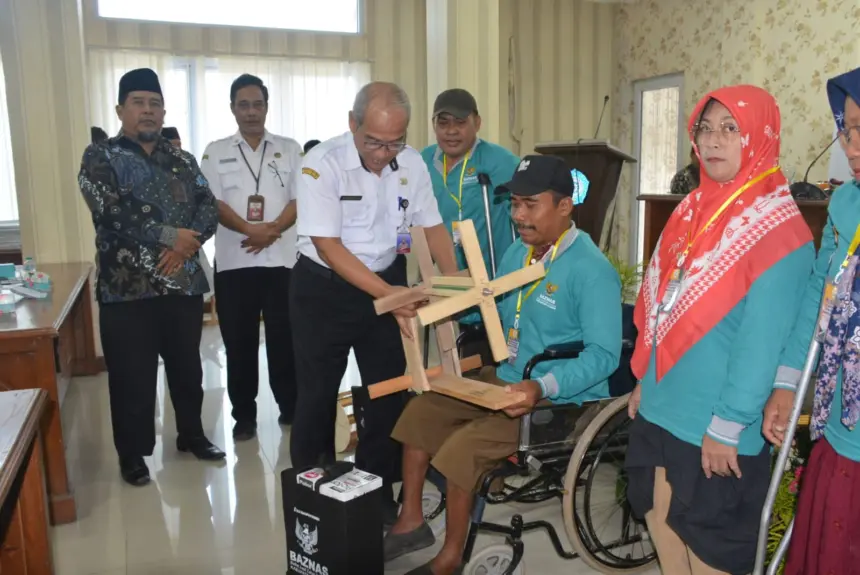 Pembukaan pelatihan pengolahan limbah pelepah pisang ditandai penyerahan alat kepada peserta. (Pemkab Cilacap).