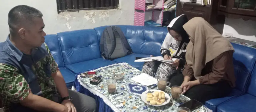 En dan Nov (kanan) didampingi Saripudin pengacara dari LBH Benteng Cakrawala Banjarnegara saat menulis surat untuk Bupati Banjarnegara, Selasa (5/5/2026). (Foto: LBH Benteng Cakrawala)