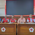 Jajaran pengurus PMI Cilacap saat memberikan keterangan terkait penggunaan bulan dan mekanisme pembiayaan donor darah. (Tri Aji).