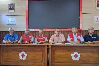 Jajaran pengurus PMI Cilacap saat memberikan keterangan terkait penggunaan bulan dan mekanisme pembiayaan donor darah. (Tri Aji).