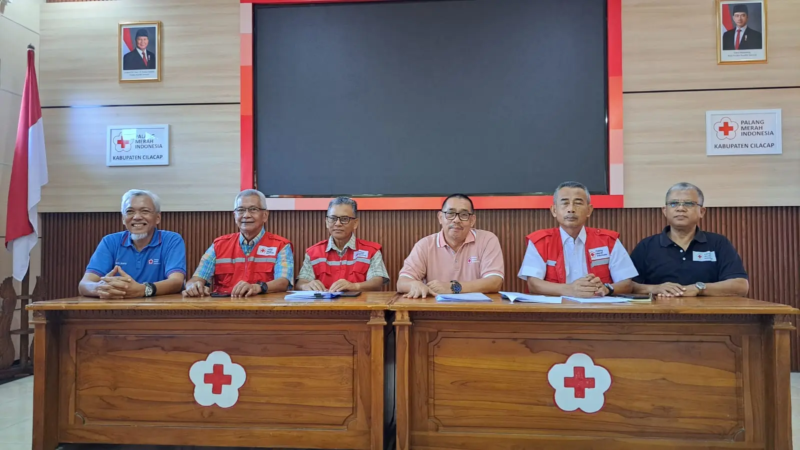 Jajaran pengurus PMI Cilacap saat memberikan keterangan terkait penggunaan bulan dan mekanisme pembiayaan donor darah. (Tri Aji).