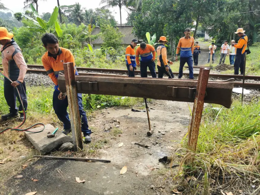 Bahaya Mengintai! KAI Segel Perlintasan Liar di Cilacap Setelah Rentetan 5 Insiden