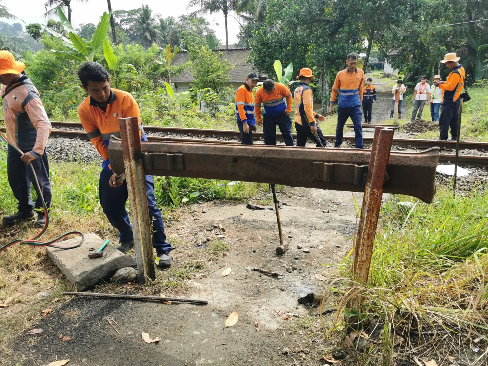 Bahaya Mengintai! KAI Segel Perlintasan Liar di Cilacap Setelah Rentetan 5 Insiden