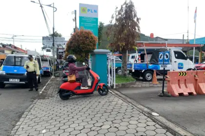 Pegawai PLN UP3 Cilacap menggunakan kendaraan listrik saat ke kantor. (PLN).