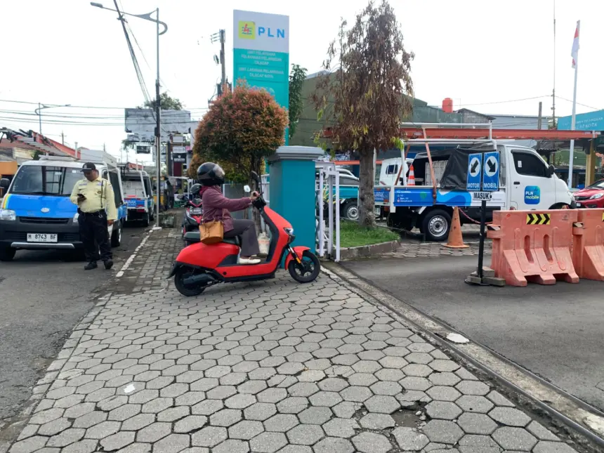 Pegawai PLN UP3 Cilacap menggunakan kendaraan listrik saat ke kantor. (PLN).