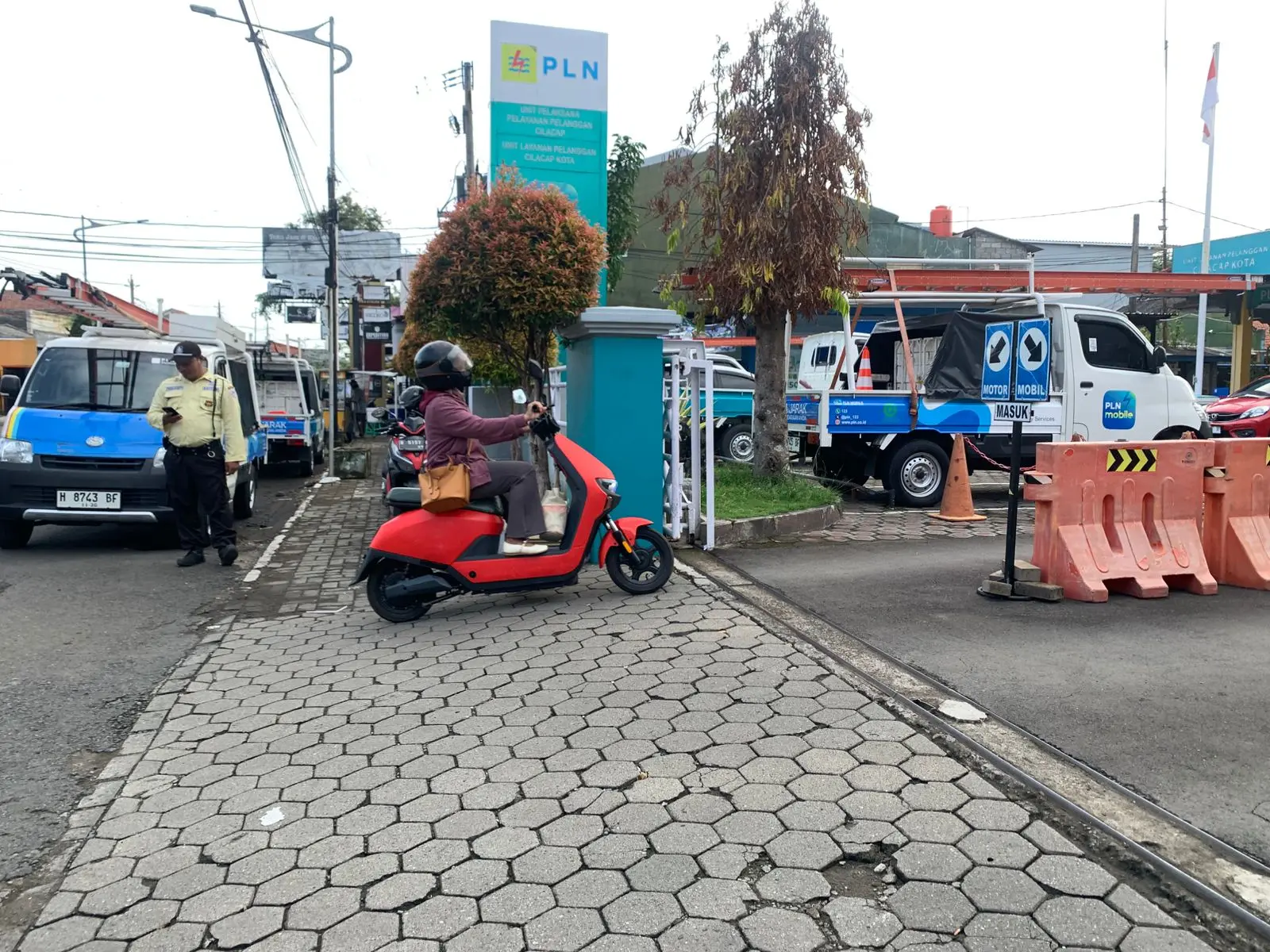Pegawai PLN UP3 Cilacap menggunakan kendaraan listrik saat ke kantor. (PLN).