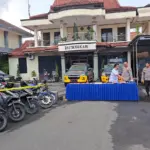 Kapolresta Cilacap Kombes Pol Budi Adhy Buono didampingi Kasatreskrim dan Kasi Humas menunjukkan barang bukti curanmor. (Tri Aji).