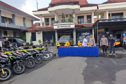 Kapolresta Cilacap Kombes Pol Budi Adhy Buono didampingi Kasatreskrim dan Kasi Humas menunjukkan barang bukti curanmor. (Tri Aji).