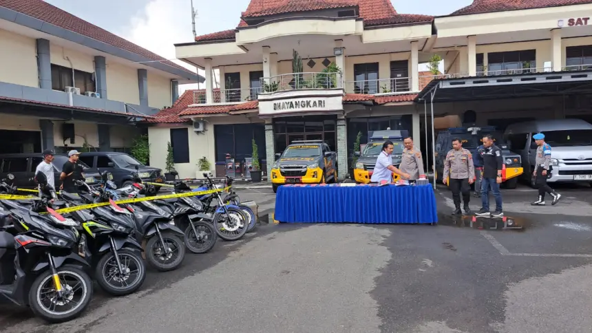 Kapolresta Cilacap Kombes Pol Budi Adhy Buono didampingi Kasatreskrim dan Kasi Humas menunjukkan barang bukti curanmor. (Tri Aji).