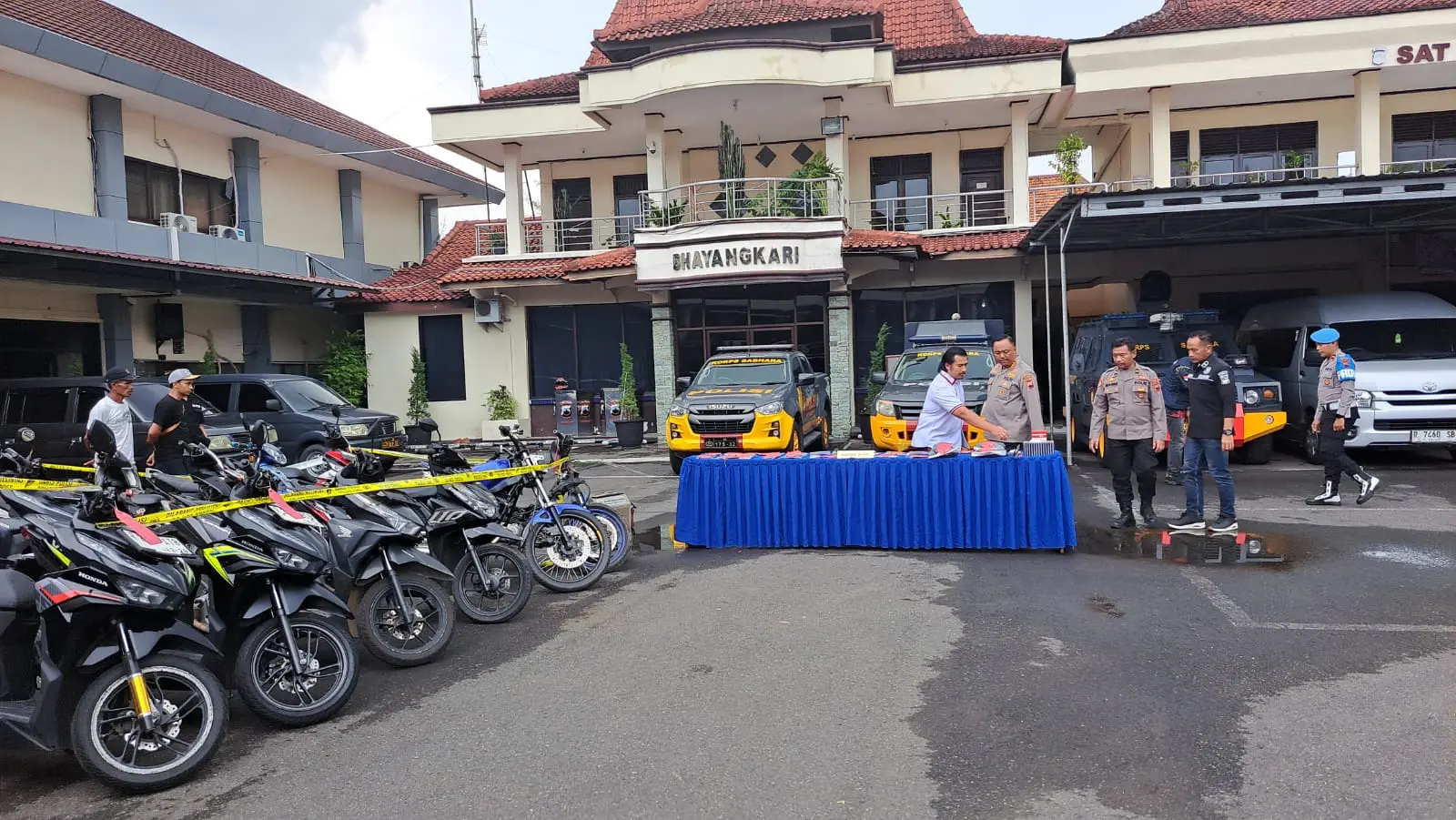 Kapolresta Cilacap Kombes Pol Budi Adhy Buono didampingi Kasatreskrim dan Kasi Humas menunjukkan barang bukti curanmor. (Tri Aji).