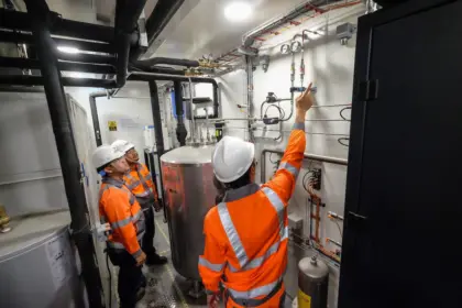 Terus mengedepankan prinsip keberlanjutan dalam setiap strategi bisnis, Solusi Bangun Indonesia mendorong percepatan transisi energi melalui beragam inisiatif seperti pemanfaatan Hydrogen Rich Gas yang menjadi pelopor dalam industri semen. (SBI).