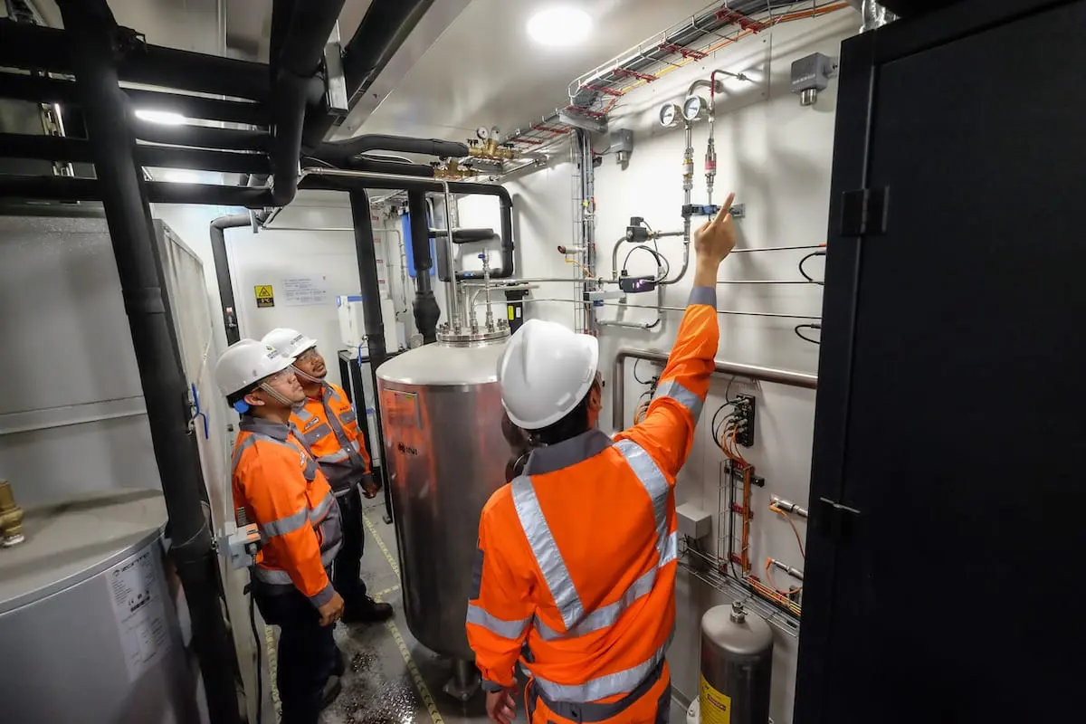 Terus mengedepankan prinsip keberlanjutan dalam setiap strategi bisnis, Solusi Bangun Indonesia mendorong percepatan transisi energi melalui beragam inisiatif seperti pemanfaatan Hydrogen Rich Gas yang menjadi pelopor dalam industri semen. (SBI).
