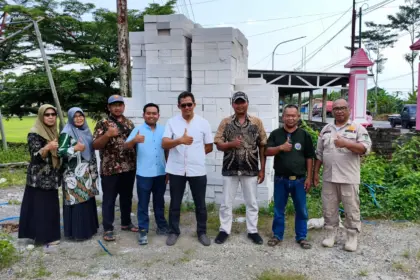 HRD PT Superior Porcelain Sukses berfoto bersama Pemdes Danaraja Banjaranegara usai penyerahan bantuan, Senin (29/5/2026). (Foto: PT Superior Porcelain Sukses)