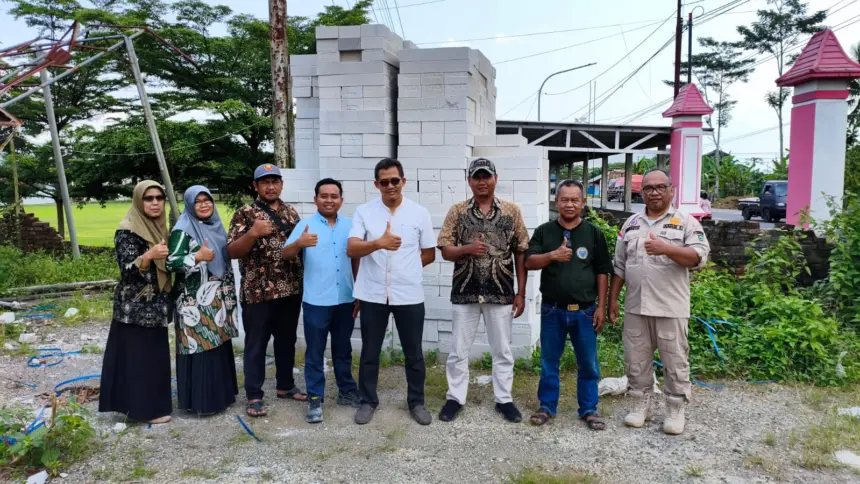 HRD PT Superior Porcelain Sukses berfoto bersama Pemdes Danaraja Banjaranegara usai penyerahan bantuan, Senin (29/5/2026). (Foto: PT Superior Porcelain Sukses)