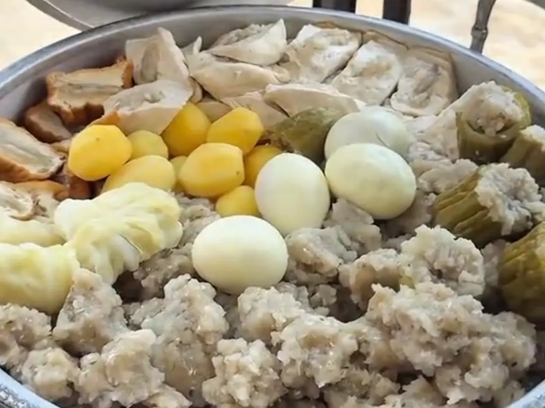Dengan harga seribuan, Raja Siomay jadi rekomendasi kuliner murah di Cilacap. (Sumber: TikTok @raja.siomay.maos)