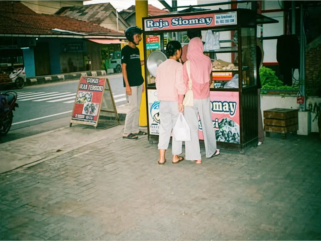 Lokasi strategis Raja Siomay di dekat Puskesmas Maos memudahkan akses pengunjung. (Sumber: TikTok @raja.siomay.maos)