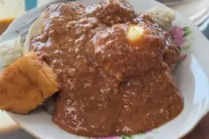 Satu porsi Raja Siomay dengan bumbu kacang 'lekoh' yang menjadi daya tarik tersendiri. (Sumber: TikTok @raja.siomay.maos)