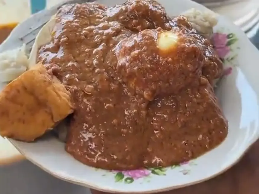Satu porsi Raja Siomay dengan bumbu kacang 'lekoh' yang menjadi daya tarik tersendiri. (Sumber: TikTok @raja.siomay.maos)