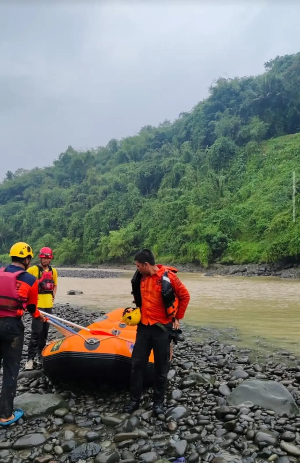 Relawan gabungan saat mencari keberadaan Raihan yang dilaporkan hanyut di Sungai Serayu, Jumat (22/5/2026). (Foto: BPBD Banjarnegara)