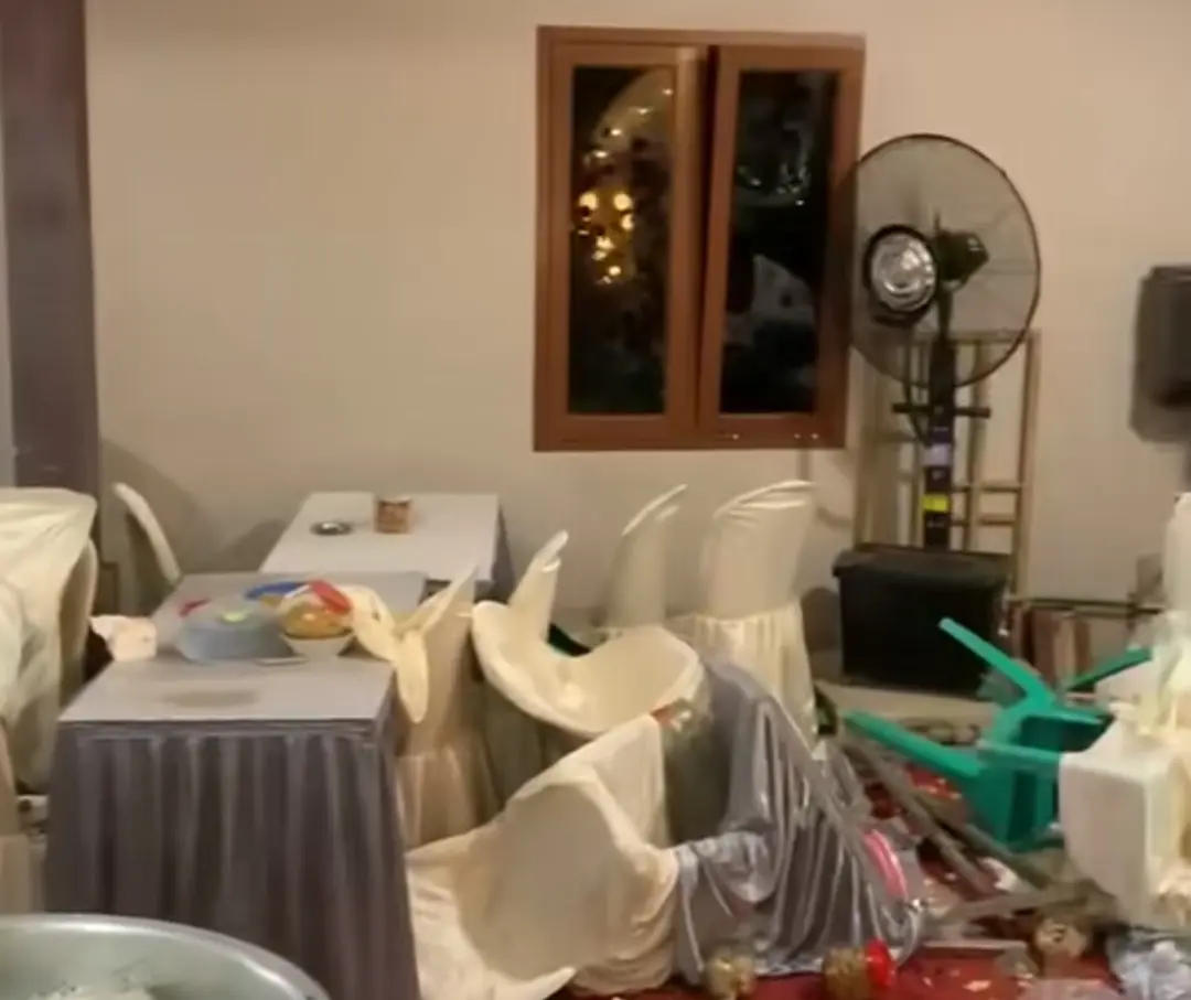 Penampakan dekorasi pernikahan yang berantakan sesaat setelah diterjang sapi kurban di area hajatan. (Foto: Tangkapan layar TikTok @meiwinda75)