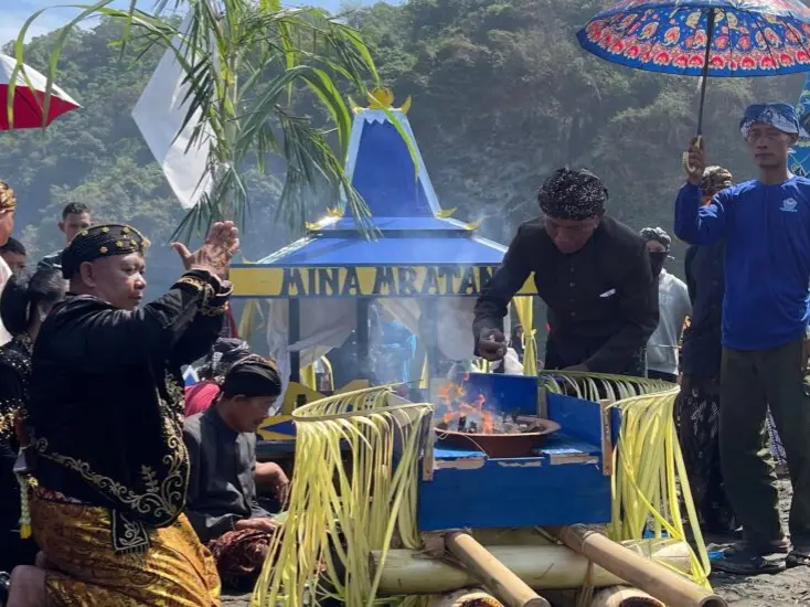 Tradisi khas yang terkenal di Desa Adiraja, yakni Sedekah Laut dengan pelarungan Joren oleh para nelayan dan masyarakat adat setempat. (Sumber: adiraja-adipala.cilacapkab.go.id)