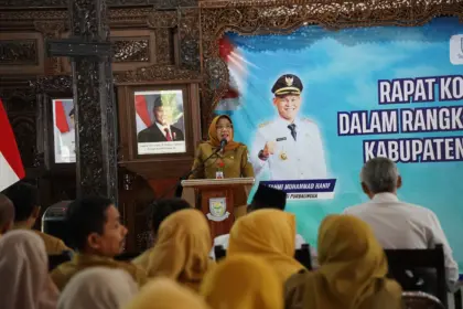 Sekda Purbalingga, Herni Sulasti, saat membuka Rapat Koordinasi Lintas Sektor Penguatan DTSEN Kabupaten Purbalingga Tahun 2026 di Pendopo Dipokusumo, Selasa (19/5/26). (Foto: Humas Pemkab Purbalingga)