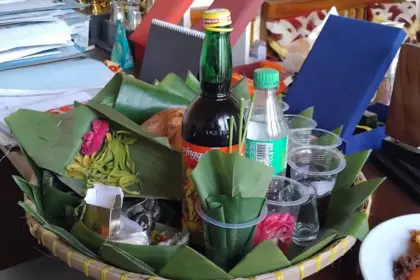 Minuman Khusus dalam Sesaji Memetri Bumi di Maos Kidul Cilacap. (Dok).