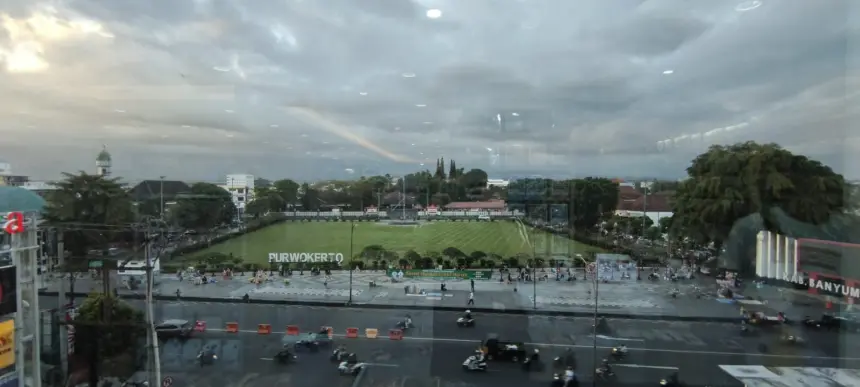 Kondisi terkini Alun-alun Purwokerto, Selasa (26/5/2026) yang akan melaksanakan Salat Iduladha esok hari. (cilacaptoday.com)