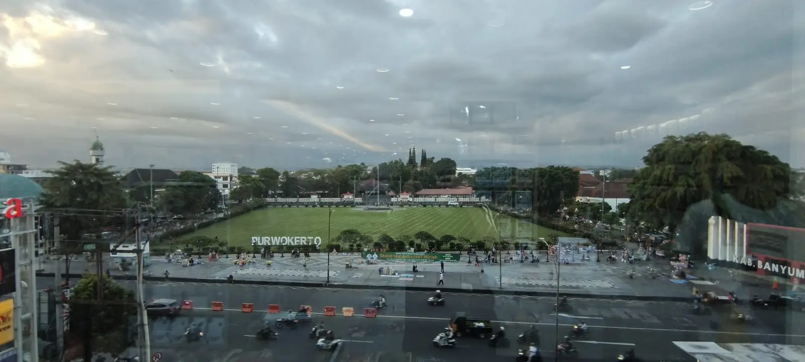 Kondisi terkini Alun-alun Purwokerto, Selasa (26/5/2026) yang akan melaksanakan Salat Iduladha esok hari. (cilacaptoday.com)