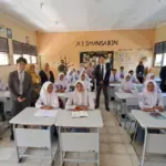 Chief Director Nara Higashi Hospital Group, Mr. Tetsumura Shinji, bersama rekannya meninjau proses belajar bahasa Jepang di SMA Negeri 1 Binangun. (Tri Aji).