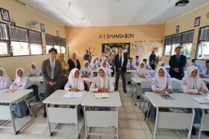 Chief Director Nara Higashi Hospital Group, Mr. Tetsumura Shinji, bersama rekannya meninjau proses belajar bahasa Jepang di SMA Negeri 1 Binangun. (Tri Aji).