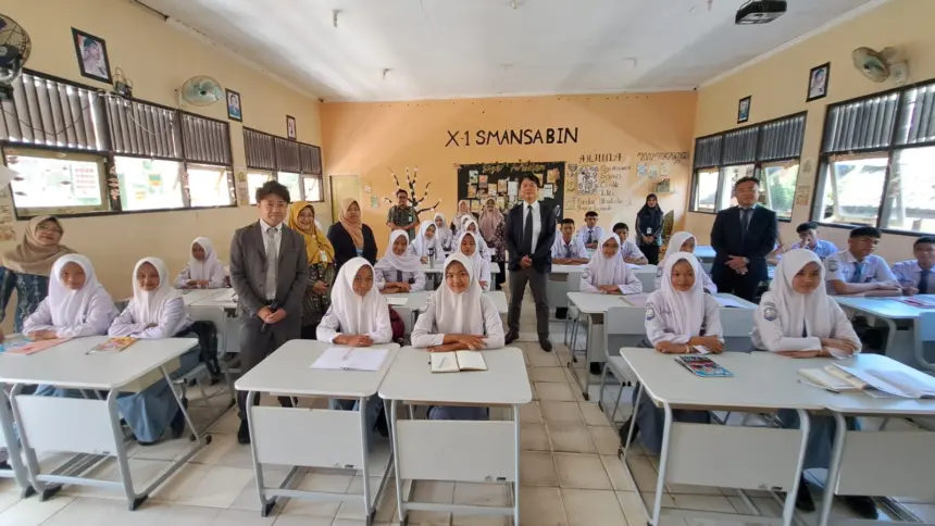 Chief Director Nara Higashi Hospital Group, Mr. Tetsumura Shinji, bersama rekannya meninjau proses belajar bahasa Jepang di SMA Negeri 1 Binangun. (Tri Aji).