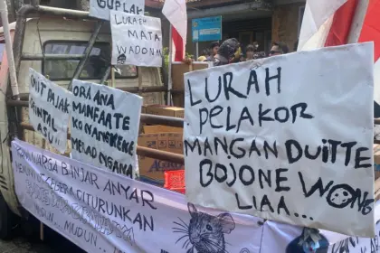 Massa Geruduk Balai Desa Banjaranyar Banyumas, Tuntut Kades Robi Wibowo Mundur