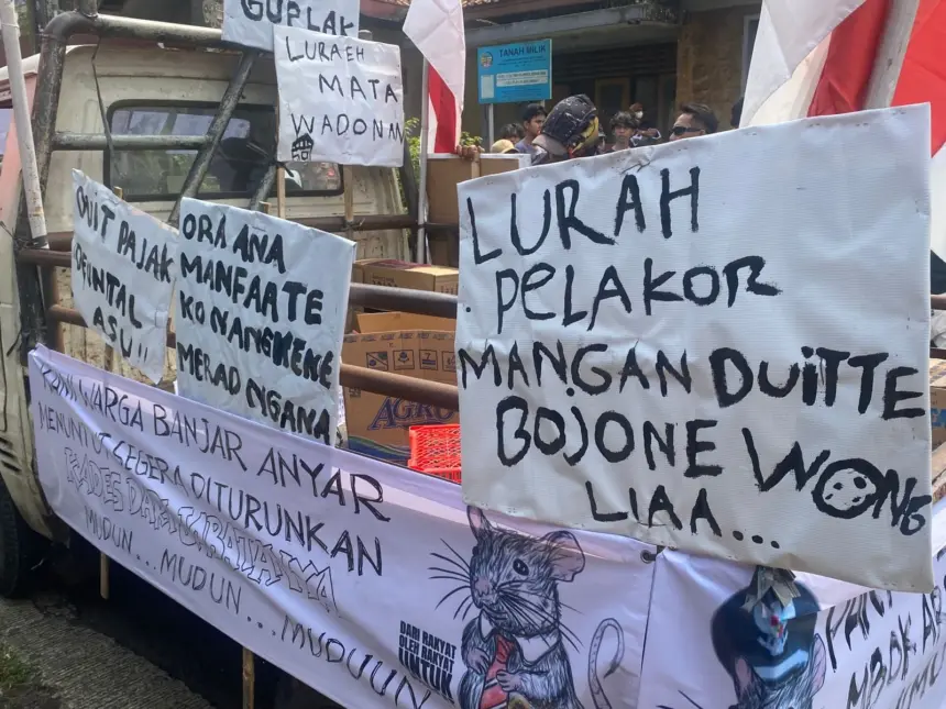 Massa Geruduk Balai Desa Banjaranyar Banyumas, Tuntut Kades Robi Wibowo Mundur