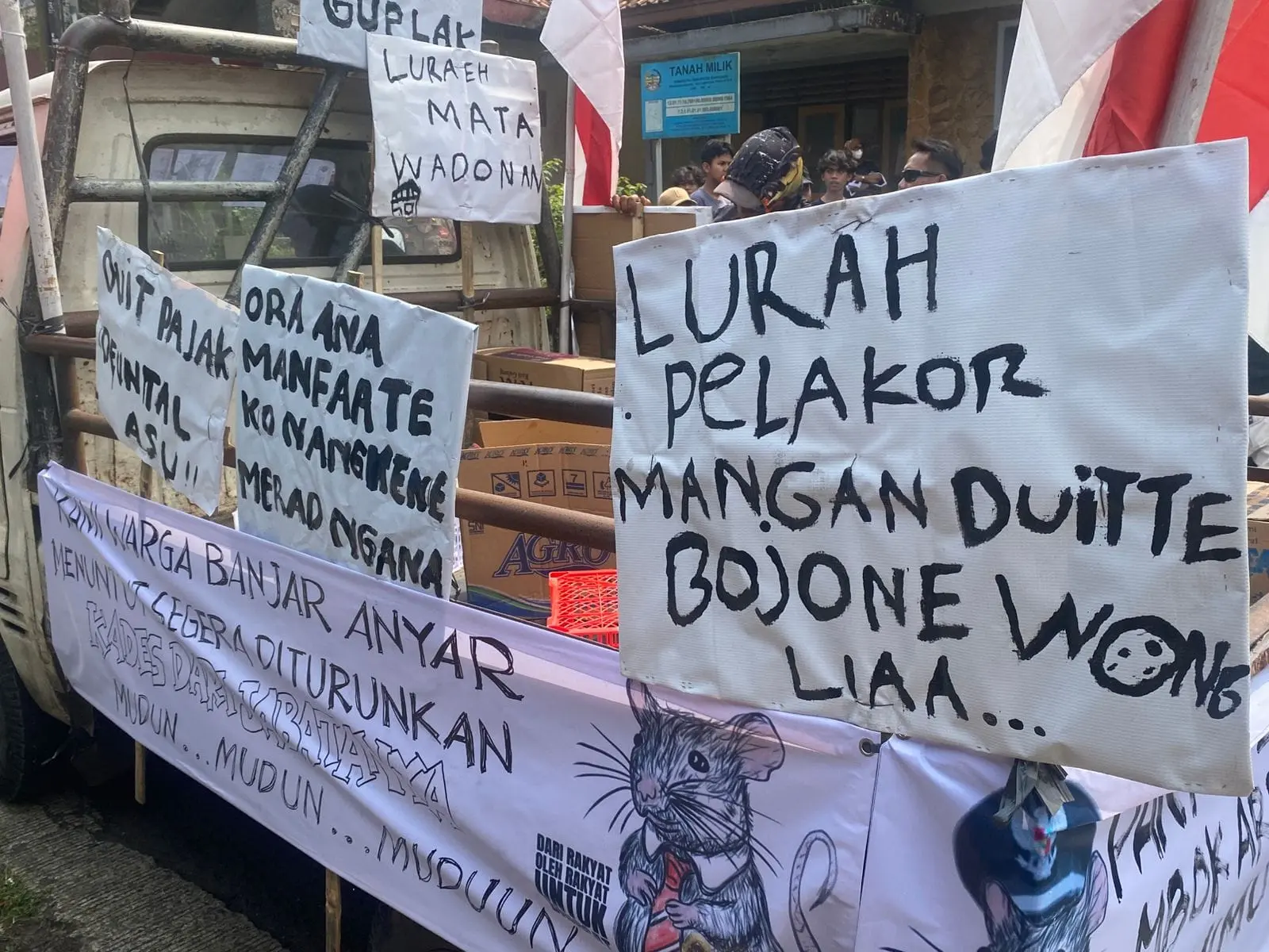 Massa Geruduk Balai Desa Banjaranyar Banyumas, Tuntut Kades Robi Wibowo Mundur