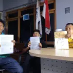 Vemas Aditia Putra, warga Banjarnegara didampingi kuasa hukumnya, Djoko Susanto, di Kantor Klinik Hukum Purwokerto, Selasa (12/05/2026) malam.(foto: Wahyu Sumantri)