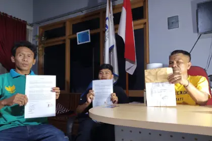 Vemas Aditia Putra, warga Banjarnegara didampingi kuasa hukumnya, Djoko Susanto, di Kantor Klinik Hukum Purwokerto, Selasa (12/05/2026) malam.(foto: Wahyu Sumantri)