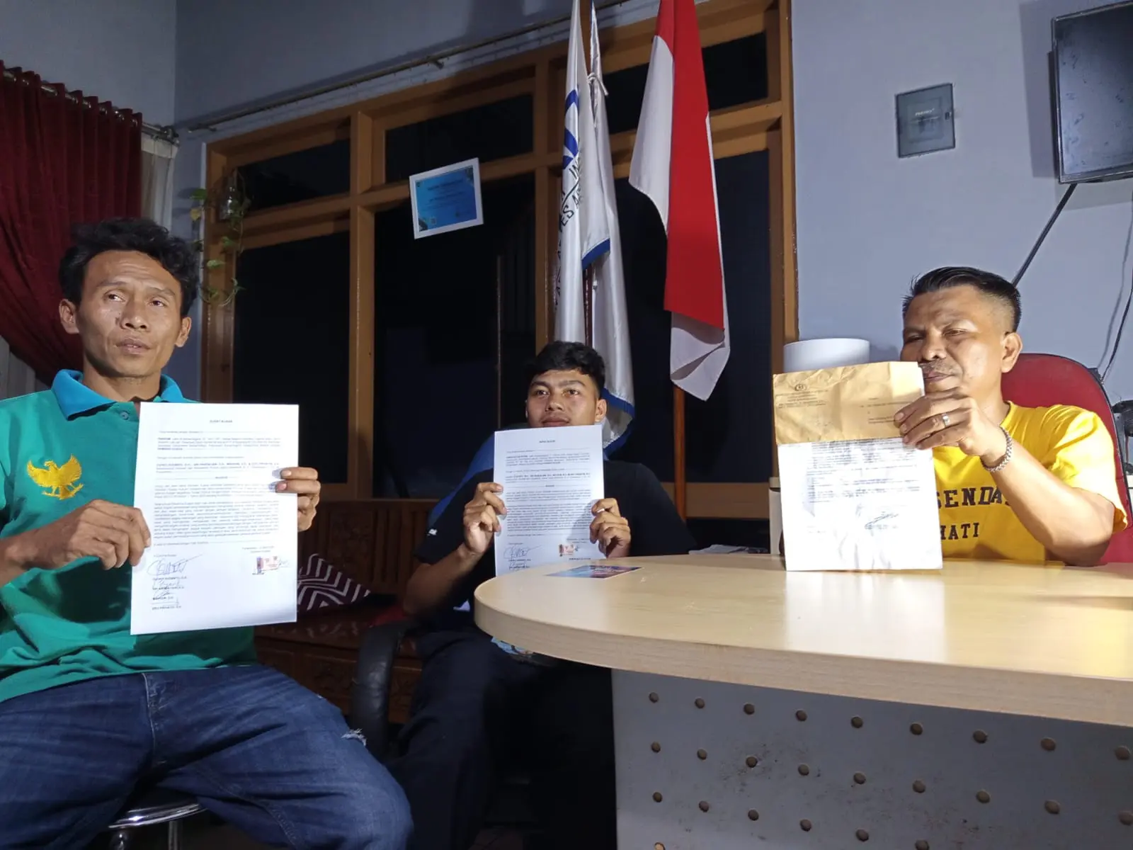 Vemas Aditia Putra, warga Banjarnegara didampingi kuasa hukumnya, Djoko Susanto, di Kantor Klinik Hukum Purwokerto, Selasa (12/05/2026) malam.(foto: Wahyu Sumantri)