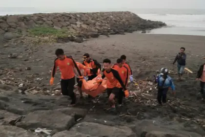 Tragis! 2 Remaja Terseret Ombak Pantai Menganti Cilacap Ditemukan Meninggal