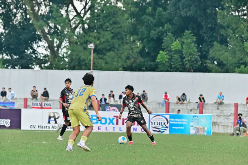 Catatan gemilang Afif Teguh Saputra (hitam kanan) usai membawa Persibangga lolos ke 8 besar Liga 4 Nasional. (Foto: Media Officer Persibangga)