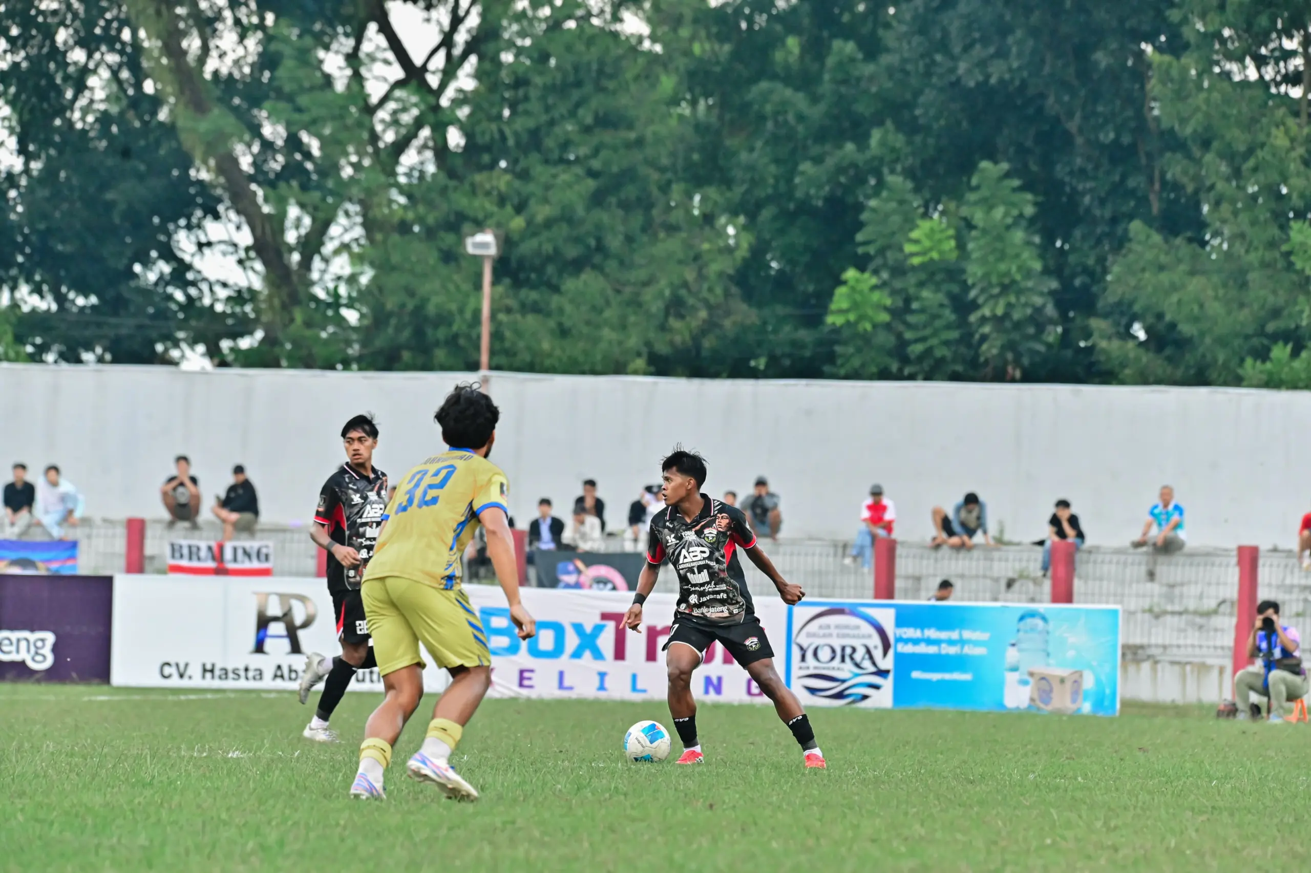 Catatan gemilang Afif Teguh Saputra (hitam kanan) usai membawa Persibangga lolos ke 8 besar Liga 4 Nasional. (Foto: Media Officer Persibangga)