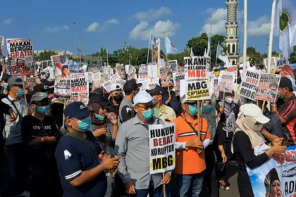 Ribuan massa gelar aksi damai dukung program MBG di Alun-alun Cilacap. (Tri Aji).