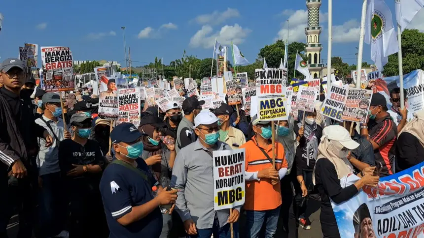 Ribuan massa gelar aksi damai dukung program MBG di Alun-alun Cilacap. (Tri Aji).