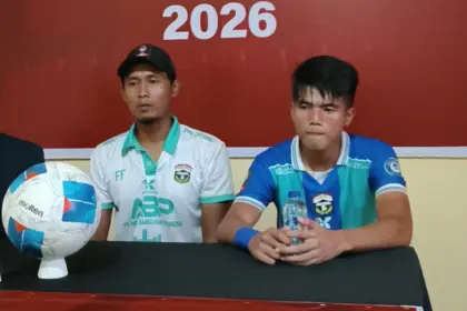 Asisten Pelatih Persibangga (tengah), Fauzan Fajri saat konferensi pers usai telan kekalahan dari Wahana FC, Selasa (2/6/2026). (Cilacap Today)