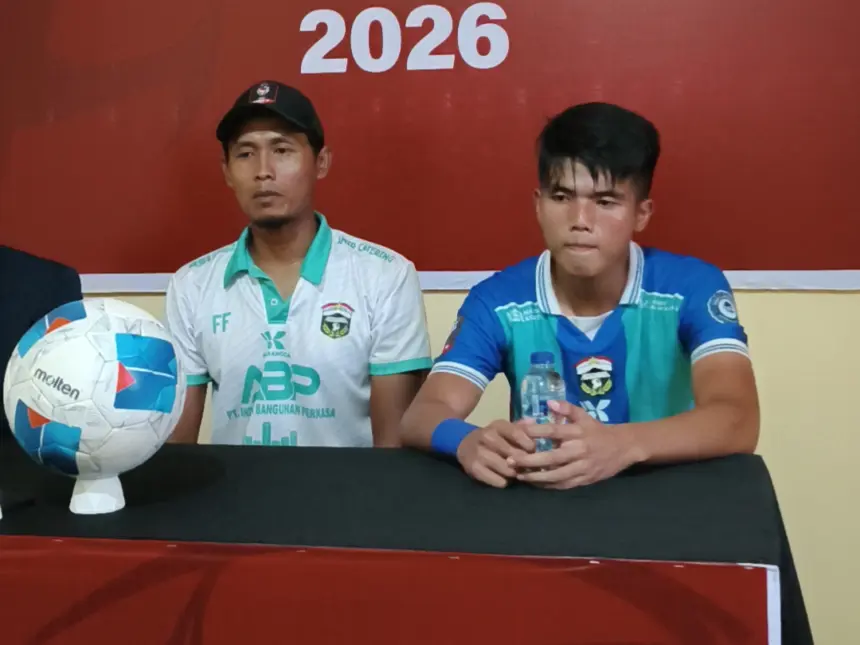Asisten Pelatih Persibangga (tengah), Fauzan Fajri saat konferensi pers usai telan kekalahan dari Wahana FC, Selasa (2/6/2026). (Cilacap Today)